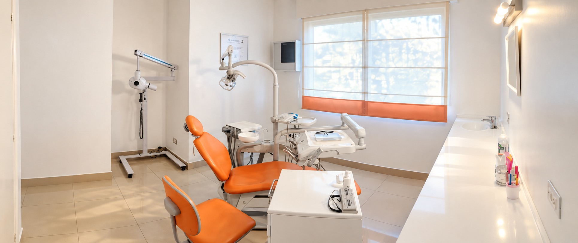 Interior de Consultorios Antolini, con sillón odontológico naranja e iluminación natural